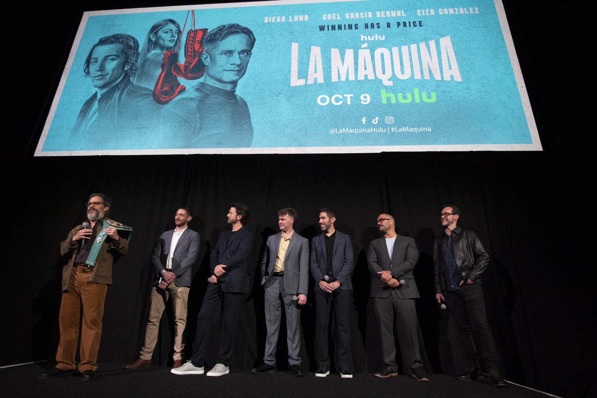 Fotografía cedida por Disney del 3 de octubre de 2024 donde aparecen los actores mexicanos Gael García Bernal (i) y Diego Luna (3-i), los productores ejecutivos Leandro Halperín (c), Adam Fishbach (3-d), Marco Ramírez (2 d), Gabriel Ripstein (d), y José Antonio Arreola Sulaiman (2-i), del Consejo Mundial de Boxeo, mientras hablan durante el estreno de la serie 'La Máquina' en el club The Hollywood Athletic en Los Ángeles, California (Estados Unidos). EFE/ Alberto E. Rodríguez SOLO USO EDITORIAL/SOLO DISPONIBLE PARA ILUSTRAR LA NOTICIA QUE ACOMPAÑA (CRÉDITO OBLIGATORIO)
