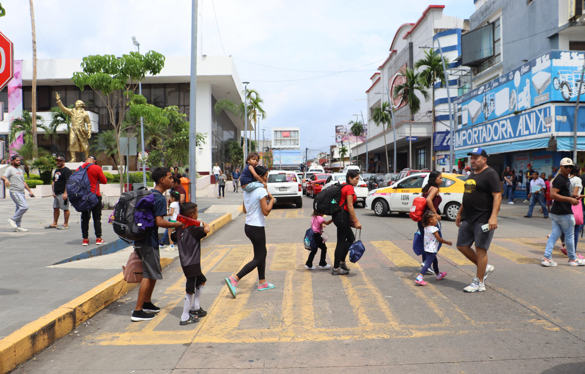 Migrantes permanecen este miércoles en las principales plazas públicas y calles del municipio de Tapachula en el estado de Chiapas (México). EFE/Juan Manuel Blanco
