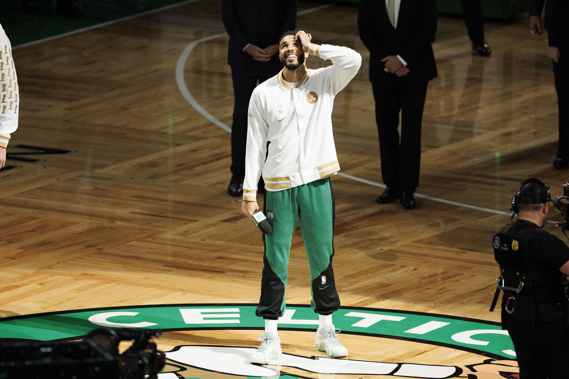 Jayson Tatum recibe la ovación de los fans de los Celtics en el TD Garden. EFE/EPA/CJ GUNTHER
