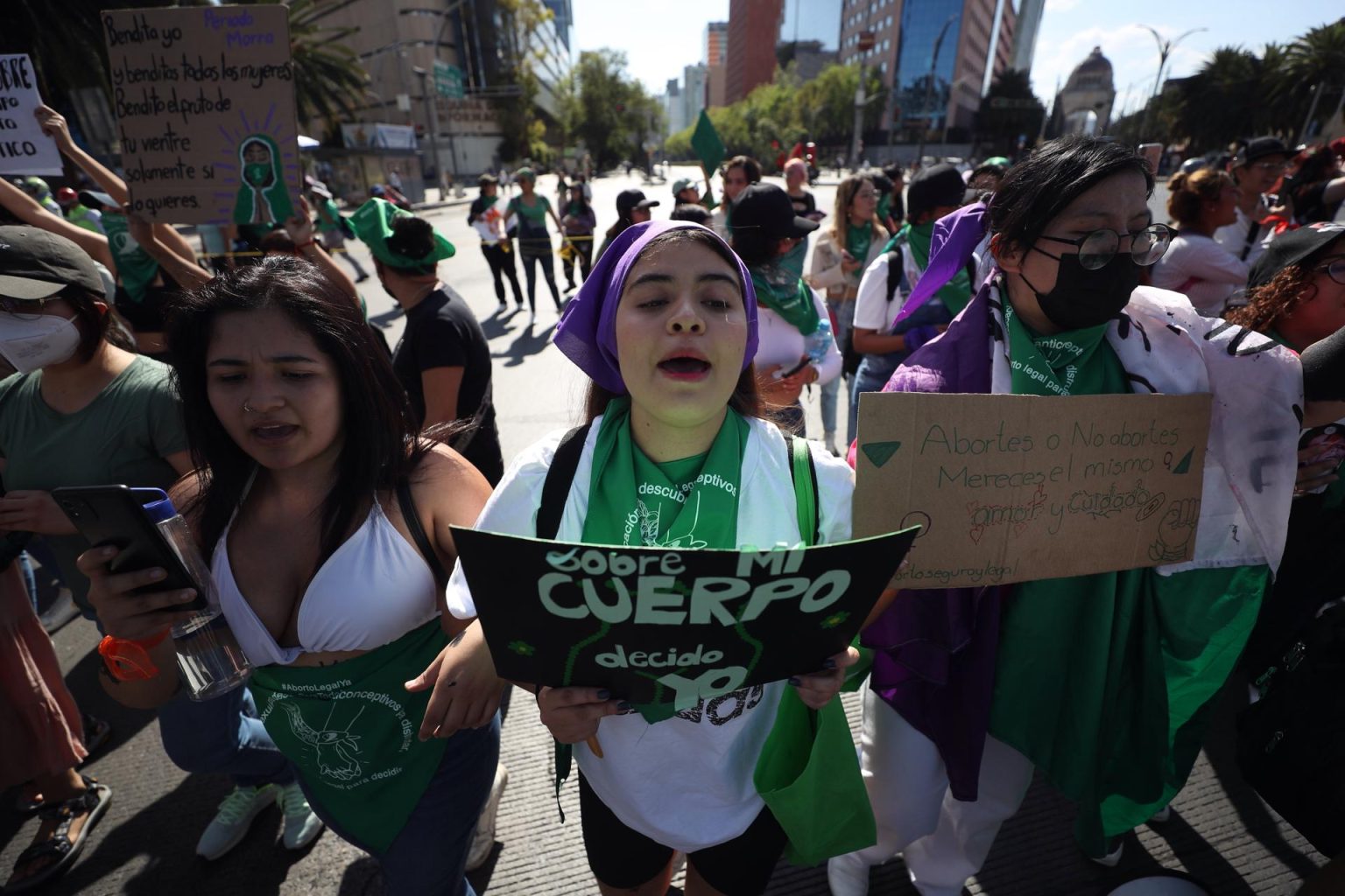 Imagen de archivo de mujeres que participan en la marcha del día de acción global por el acceso al aborto legal, seguro y gratuito en Ciudad de México (México). EFE/Sáshenka Gutiérrez