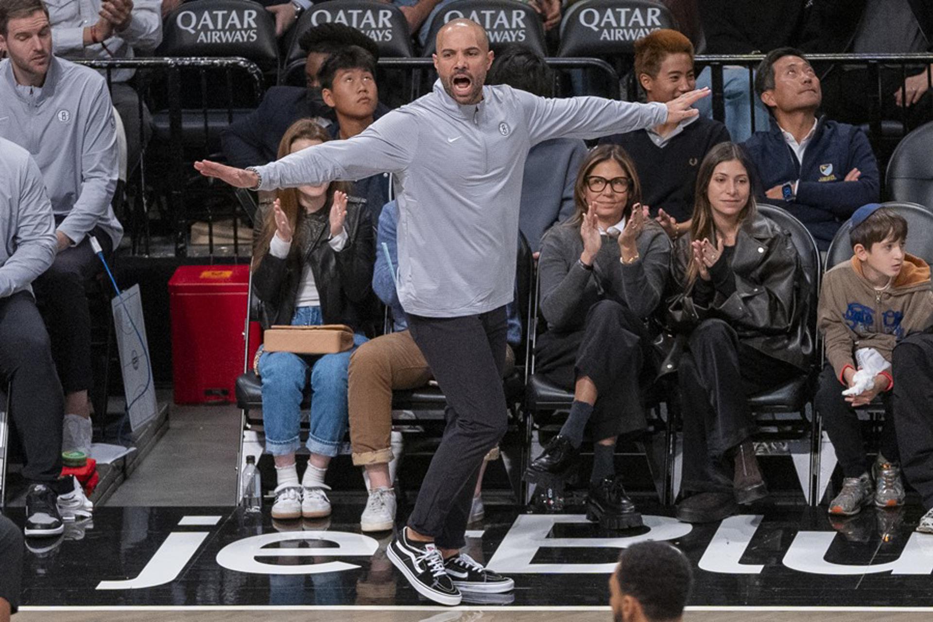 Jordi Fernández (c), entrenador de los Brooklyn Nets, dirige ante los Milwaukee Bucks. EFE/ Angel Colmenares
