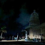 Fotografía del Capitolio a oscuras durante un apagón en La Habana (Cuba). Archivo. EFE/ Ernesto Mastrascusa