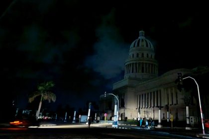 Fotografía del Capitolio a oscuras durante un apagón en La Habana (Cuba). Archivo. EFE/ Ernesto Mastrascusa