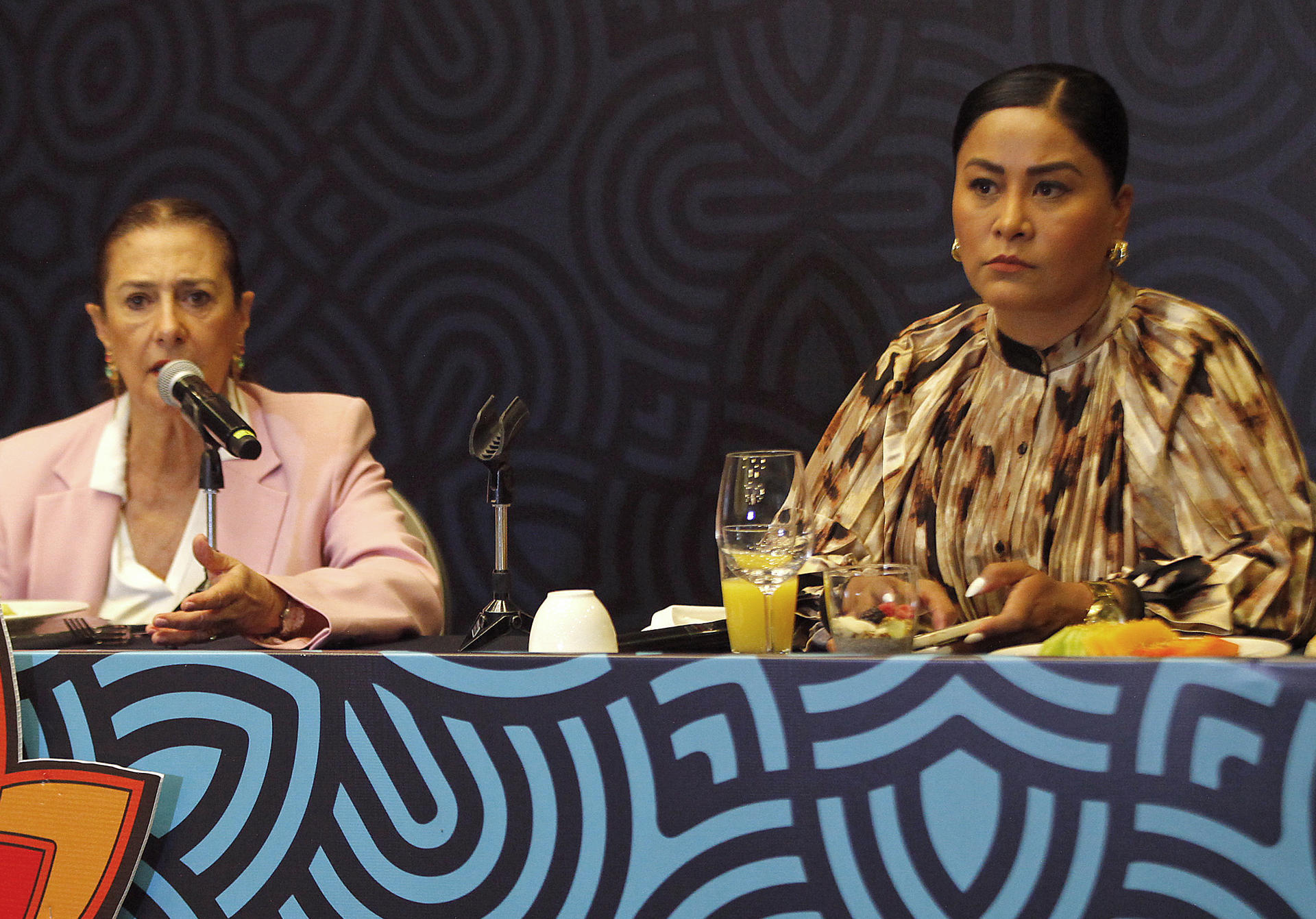 La directora del mayor festival aerostático de México, Escandra Salim (i), y directora de hospitalidad y turismo de León, Yasmín Quirós (d), participan este miércoles en una rueda de prensa para anunciar el Festival del Globo de León, en la ciudad de Guadalajara, en Jalisco (México).  EFE/ Francisco Guasco
