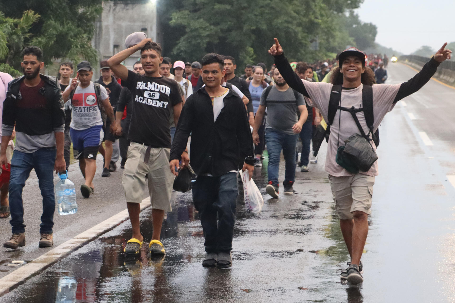 Migrantes caminan en caravana este domingo en el municipio de Tapachula en el estado de Chiapas (México). EFE/ Juan Manuel Blanco
