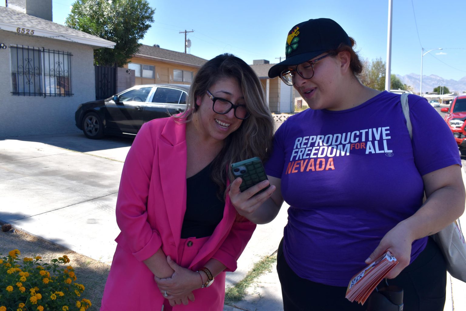 Fotografía del 3 de octubre de 2024 de Liliana Trejo, una voluntaria de la ONG Reproductive Freedom for All, explicando a una mujer las ventajas del voto a favor de la protección del aborto en la constitución de Nevada, en Las Vegas, Nevada (EE.UU.). EFE/Mónica Rubalcava