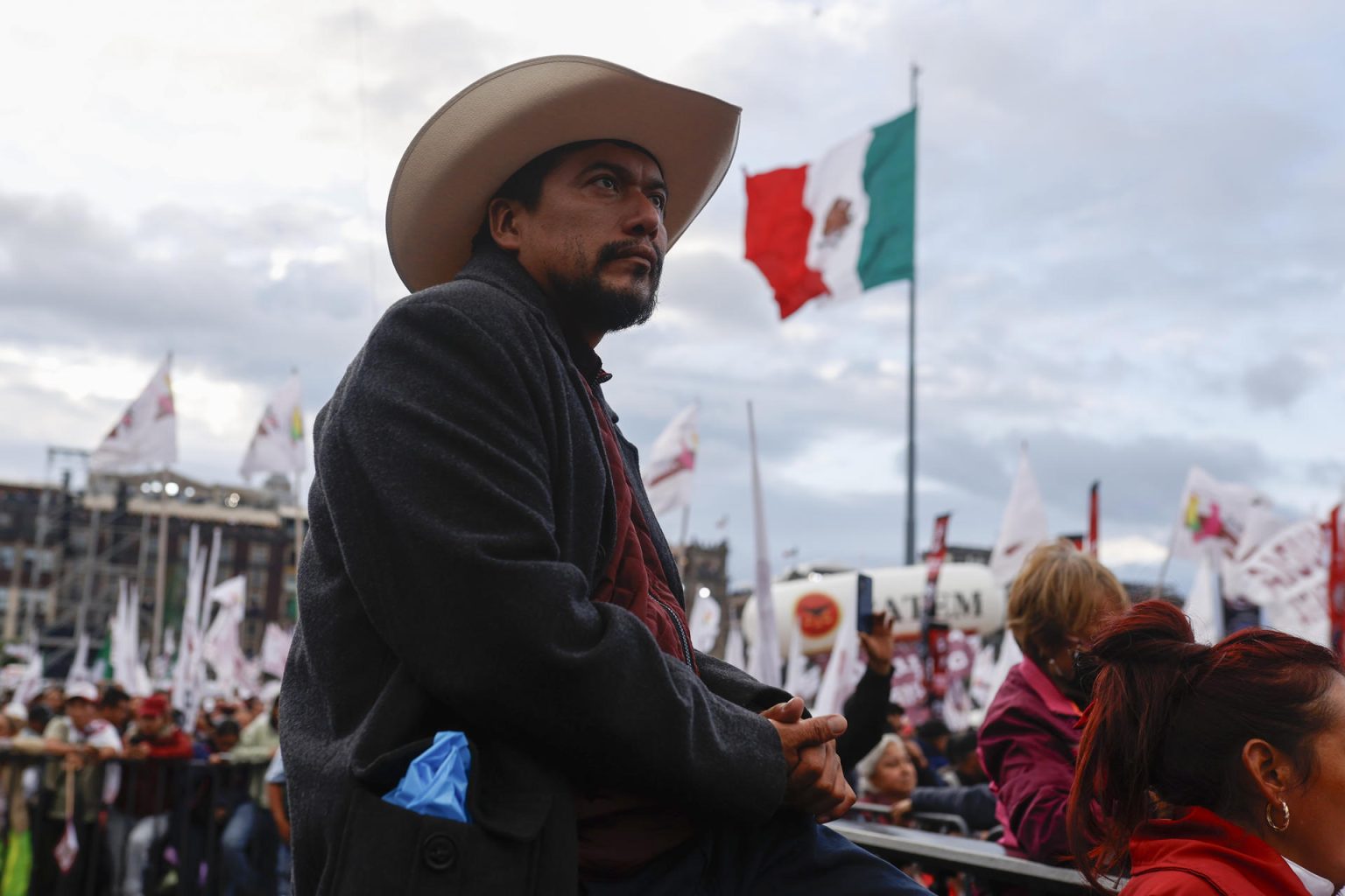 Un hombre escucha el discurso de la presidenta de México, Claudia Sheinbaum, este martes en el Zócalo de la Ciudad de México (México). EFE/ Bienvenido Velasco