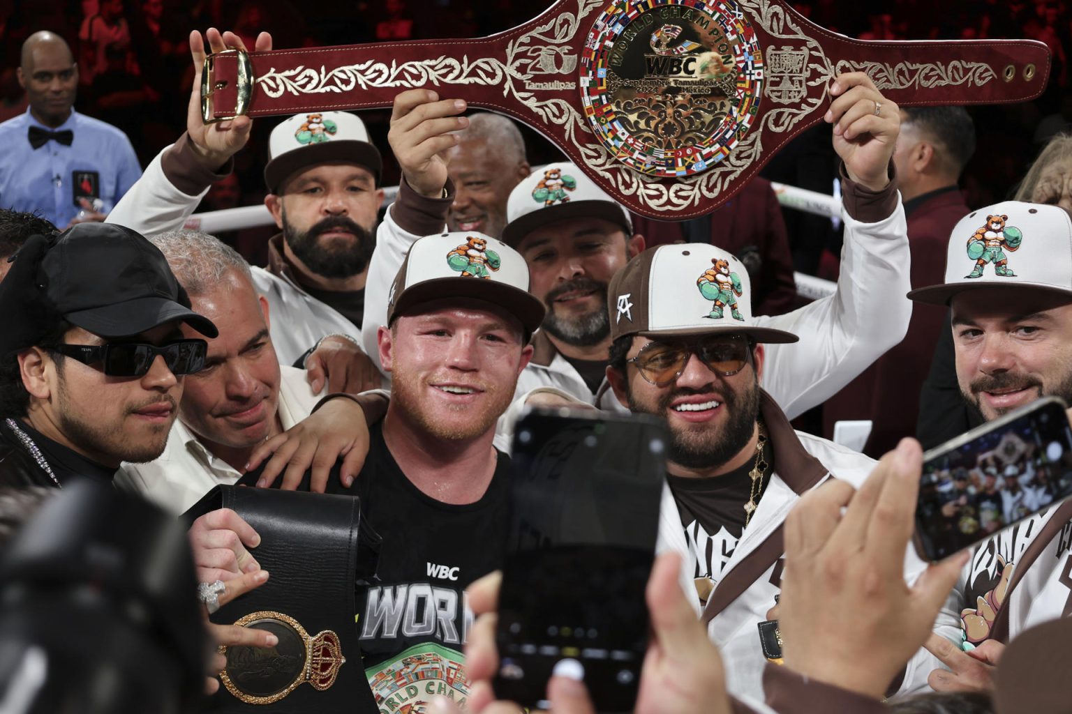 Imagen de archivo del mexicano Saúl 'Canelo' Alvarez (c-i). EFE/ Octavio Guzmán