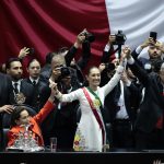 La presidenta de México Claudia Sheinbaum (c,i) acompañada del mandatario saliente, Andrés Manuel López Obrador (c,d), (2018-2024), saludan al termino de la toma de protesta en la Cámara de Diputados este martes en la Ciudad de México (México). EFE/José Méndez