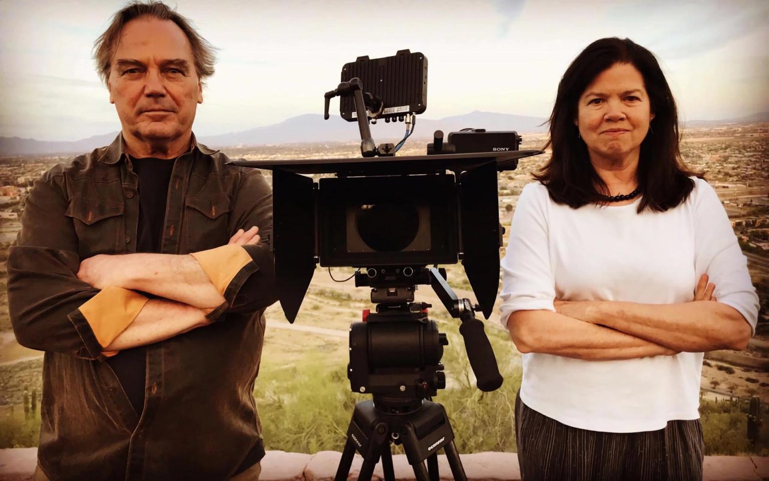 Fotograma cedido por Juan Hernández donde aparecen Paco de Onis y Pamela Yates, productor y directora, respectivamente, del documental 'Frontera adentro' que habla sobre "el complejo industrial fronterizo", en referencia al uso de miles de millones de dólares en la militarización de la frontera y el establecimiento de docenas de centros de detención y uso de tecnología de punta. EFE/Juan Hernández /SOLO USO EDITORIAL /NO VENTAS /SOLO DISPONIBLE PARA ILUSTRAR LA NOTICIA QUE ACOMPAÑA /CRÉDITO OBLIGATORIO