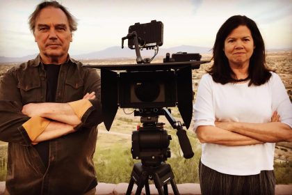 Fotograma cedido por Juan Hernández donde aparecen Paco de Onis y Pamela Yates, productor y directora, respectivamente, del documental 'Frontera adentro' que habla sobre "el complejo industrial fronterizo", en referencia al uso de miles de millones de dólares en la militarización de la frontera y el establecimiento de docenas de centros de detención y uso de tecnología de punta. EFE/Juan Hernández /SOLO USO EDITORIAL /NO VENTAS /SOLO DISPONIBLE PARA ILUSTRAR LA NOTICIA QUE ACOMPAÑA /CRÉDITO OBLIGATORIO