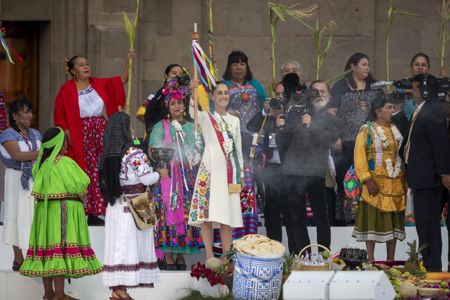 La presidenta de México, Claudia Sheinbaum, participa en la ceremonia de entrega del Bastón de Mando, por parte de los representantes de los pueblos indígenas, este martes en Ciudad de México (México). EFE/Sáshenka Gutiérrez