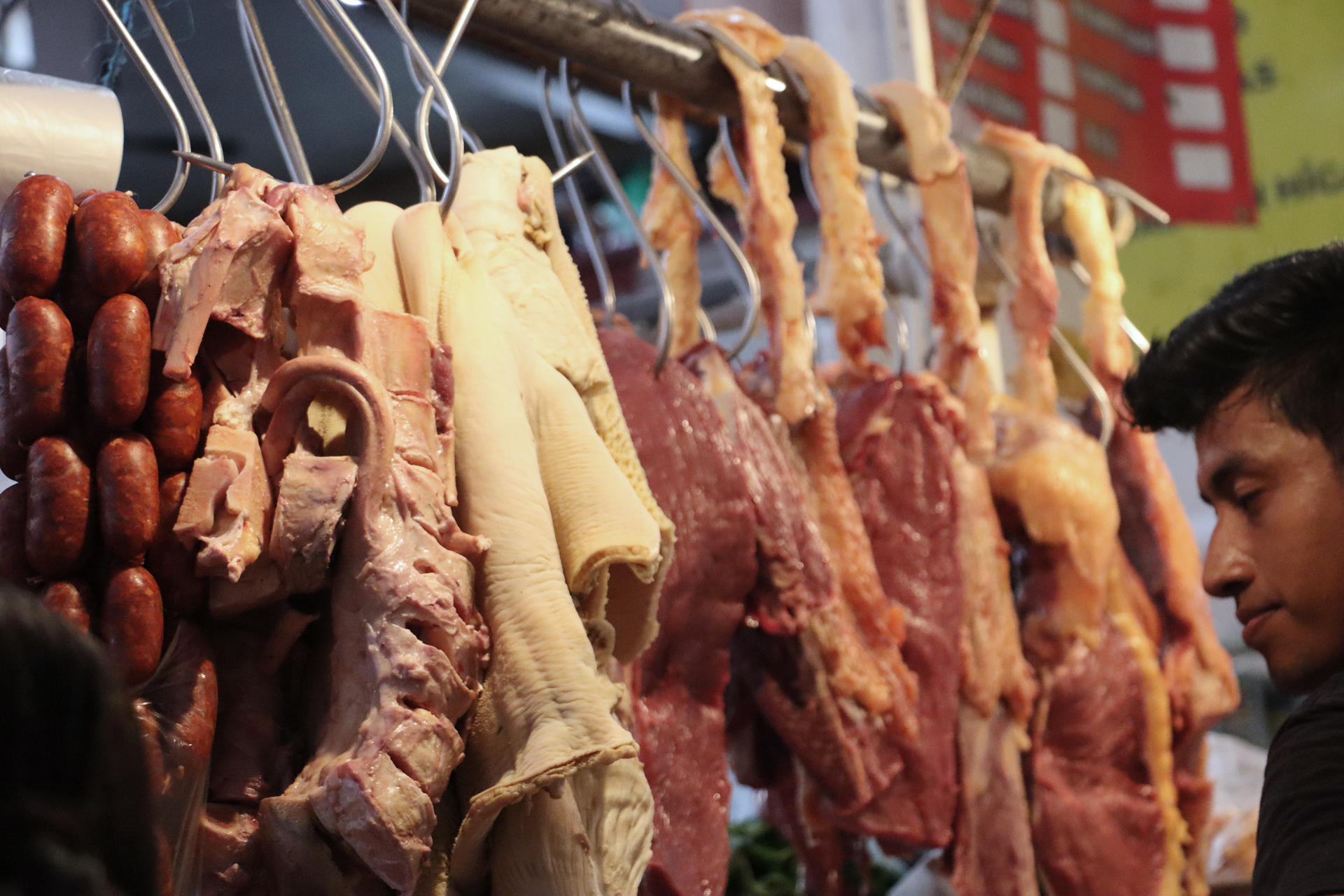 Personas compran carne este viernes en un mercado en la ciudad de Tapachula en el estado de Chiapas (México). EFE/Juan Manuel Blanco
