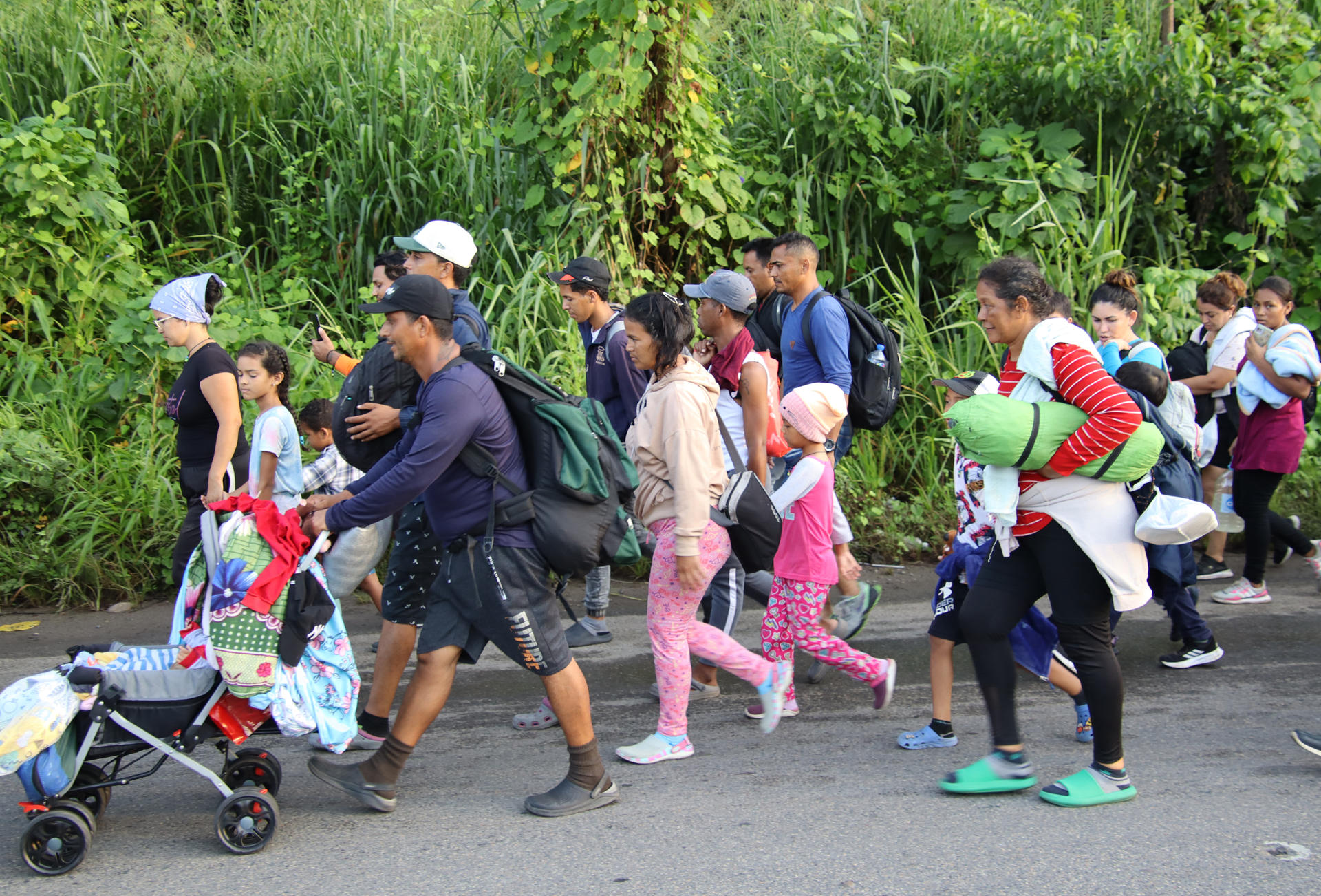 Cientos de migrantes caminan en caravana este domingo, en el municipio de Tapachula en Chiapas (México). EFE/Juan Manuel Blanco
