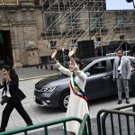 La presidenta de México, Claudia Sheinbaum, saluda a simpatizantes a su llegada a Palacio nacional, este martes en la Ciudad de México (México).  EFE/Sáshenka Gutiérrez