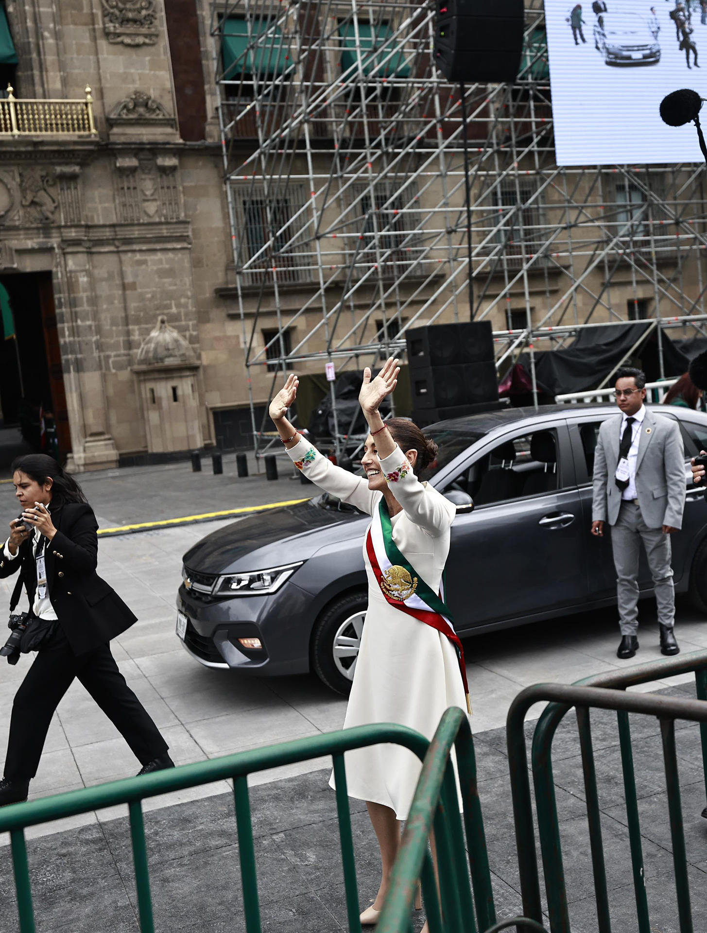 La presidenta de México, Claudia Sheinbaum, saluda a simpatizantes a su llegada a Palacio nacional, este martes en la Ciudad de México (México).  EFE/Sáshenka Gutiérrez