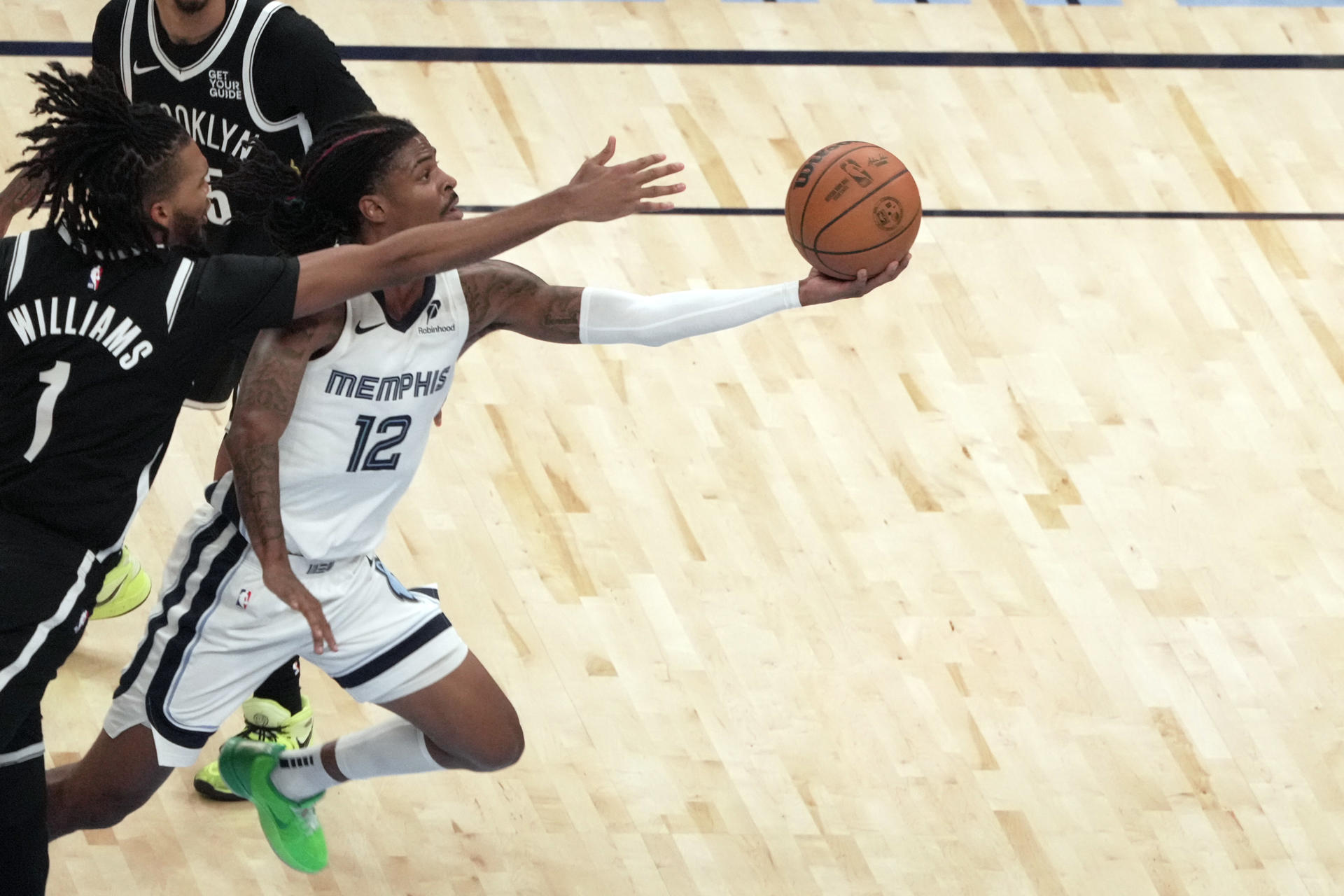 Ja Morant (d) de los Memphis Grizzlies controla el balón ante los Brooklyn Nets, este miércoles durante un partido de la NBA en el FedEx Forum, en Memphis. EFE/ Karen Pulfer Focht
