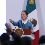 La presidenta de México, Claudia Sheinbaum, habla este miércoles durante una rueda de prensa en Palacio Nacional, de la Ciudad de México (México).  EFE/ Mario Guzmán