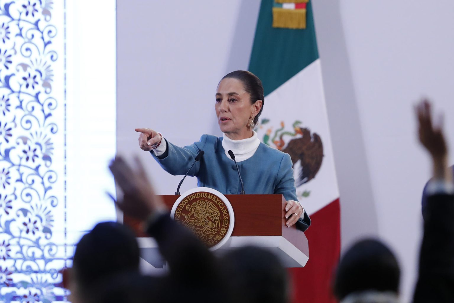 La presidenta de México, Claudia Sheinbaum, habla este miércoles durante una rueda de prensa en Palacio Nacional, de la Ciudad de México (México).  EFE/ Mario Guzmán