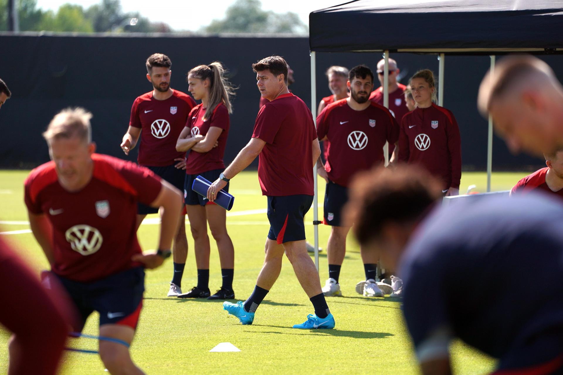 El seleccionador de Estados Unidos, el argentino Mauricio Pochettino, dirige este viernes un entrenamiento en Austin (Texas). EFE/EPA/DUSTIN SAFRANEK
