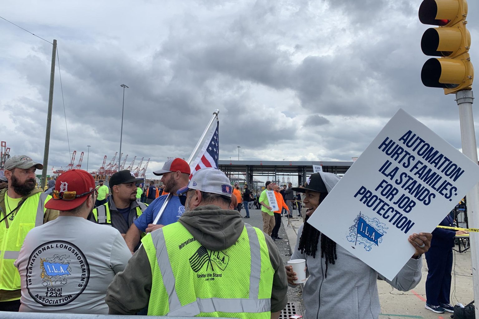 Estibadores protestan este martes en un muelle de Port Elizabeth, en Nueva Jersey (Estados Unidos). EFE/ Alicia Sánchez