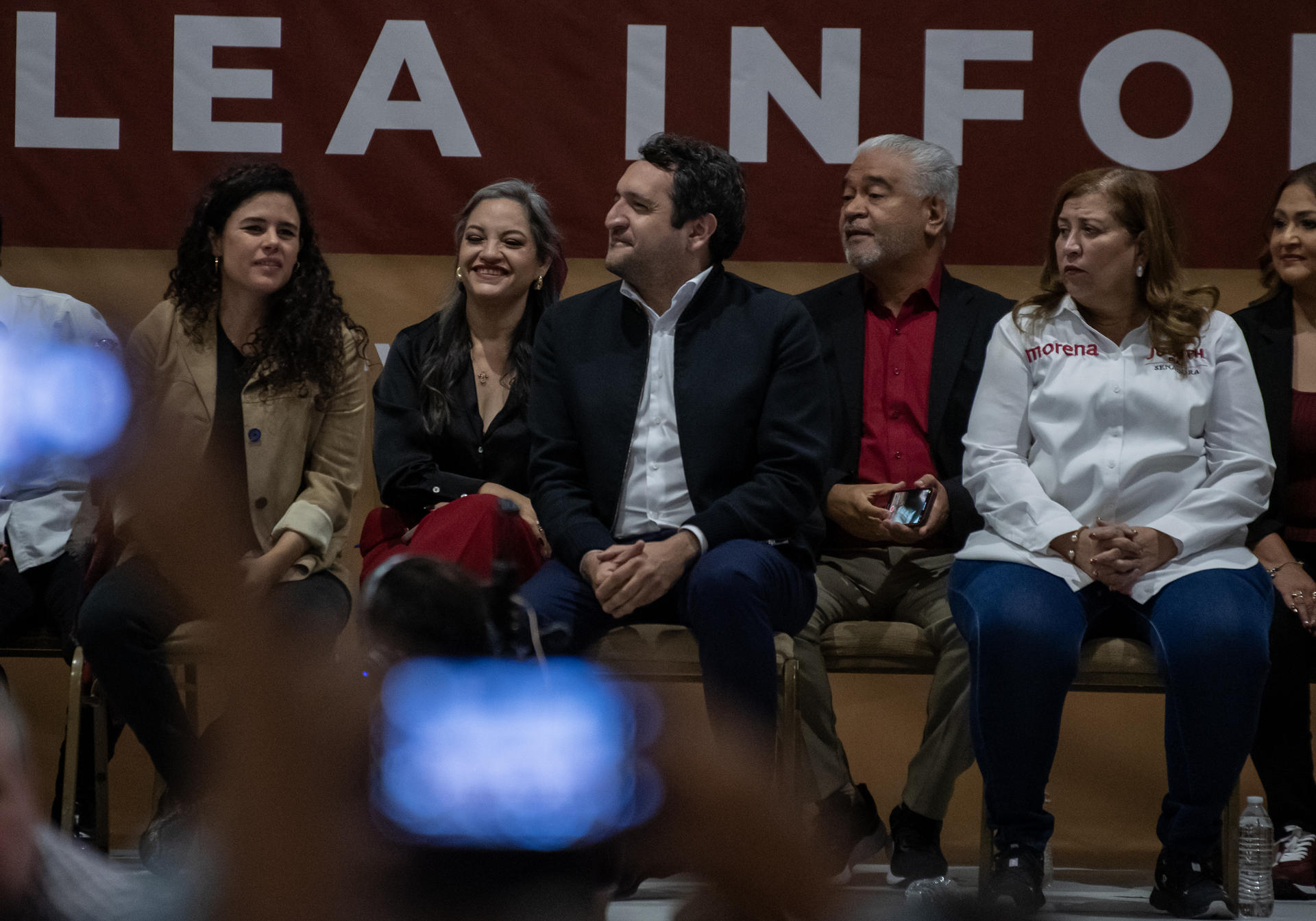 El secretario nacional de MORENA, Andrés Manuel López Beltrán (c) y la presidenta del partido, Luisa María Alcalde (i), participan en una asamblea informativa con militantes, este domingo en Monterrey, en el estado de Nuevo León (México). EFE/Miguel Sierra
