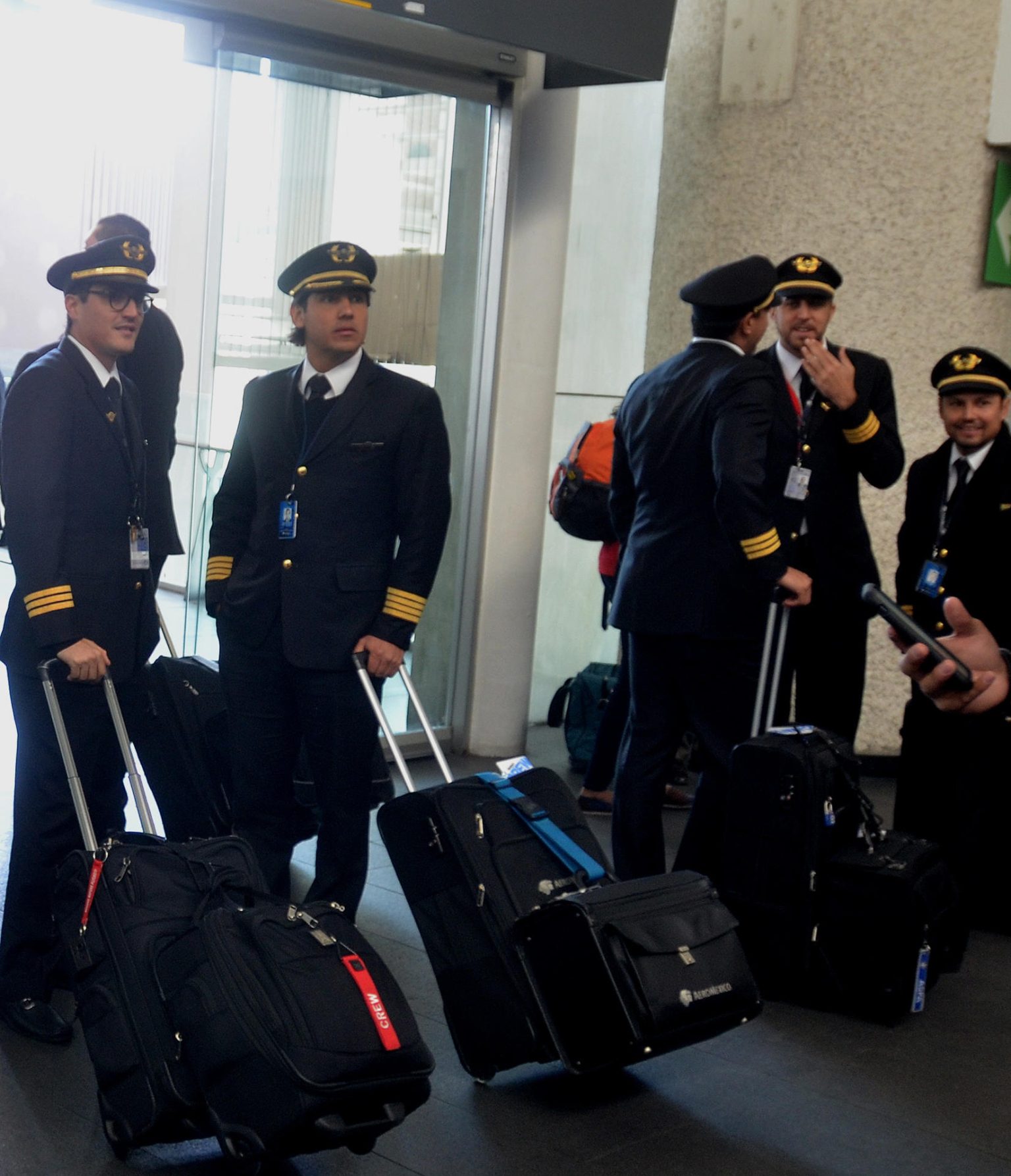 Imagen de archivo de un grupo de pilotos de la aerolínea Aeroméxico en el aeropuerto Internacional en la Ciudad de México, (México). EFE/STR