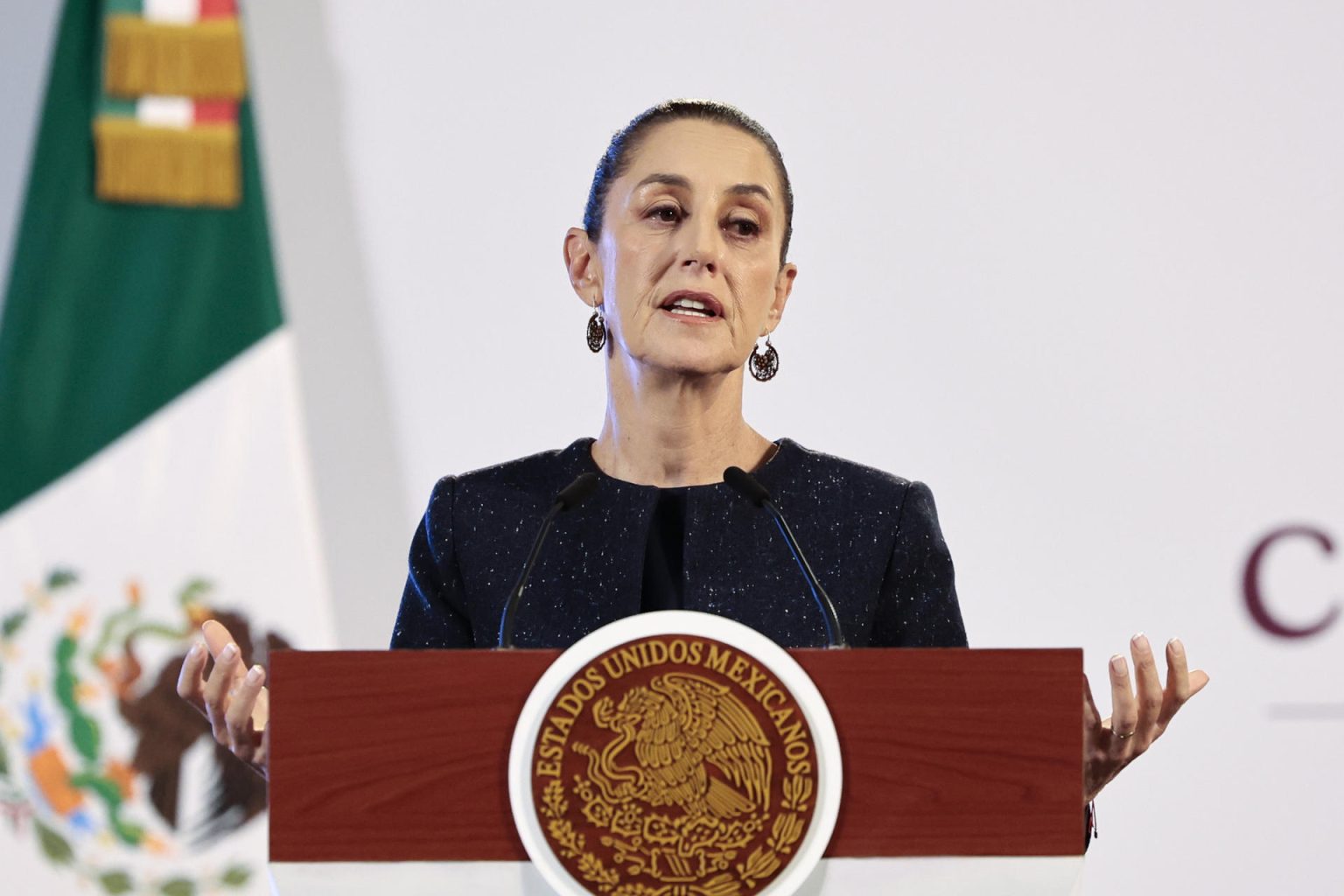 La presidenta de México, Claudia Sheinbaum, participa este miércoles durante su conferencia de prensa matutina en Palacio Nacional, en la Ciudad de México (México). EFE/ José Méndez