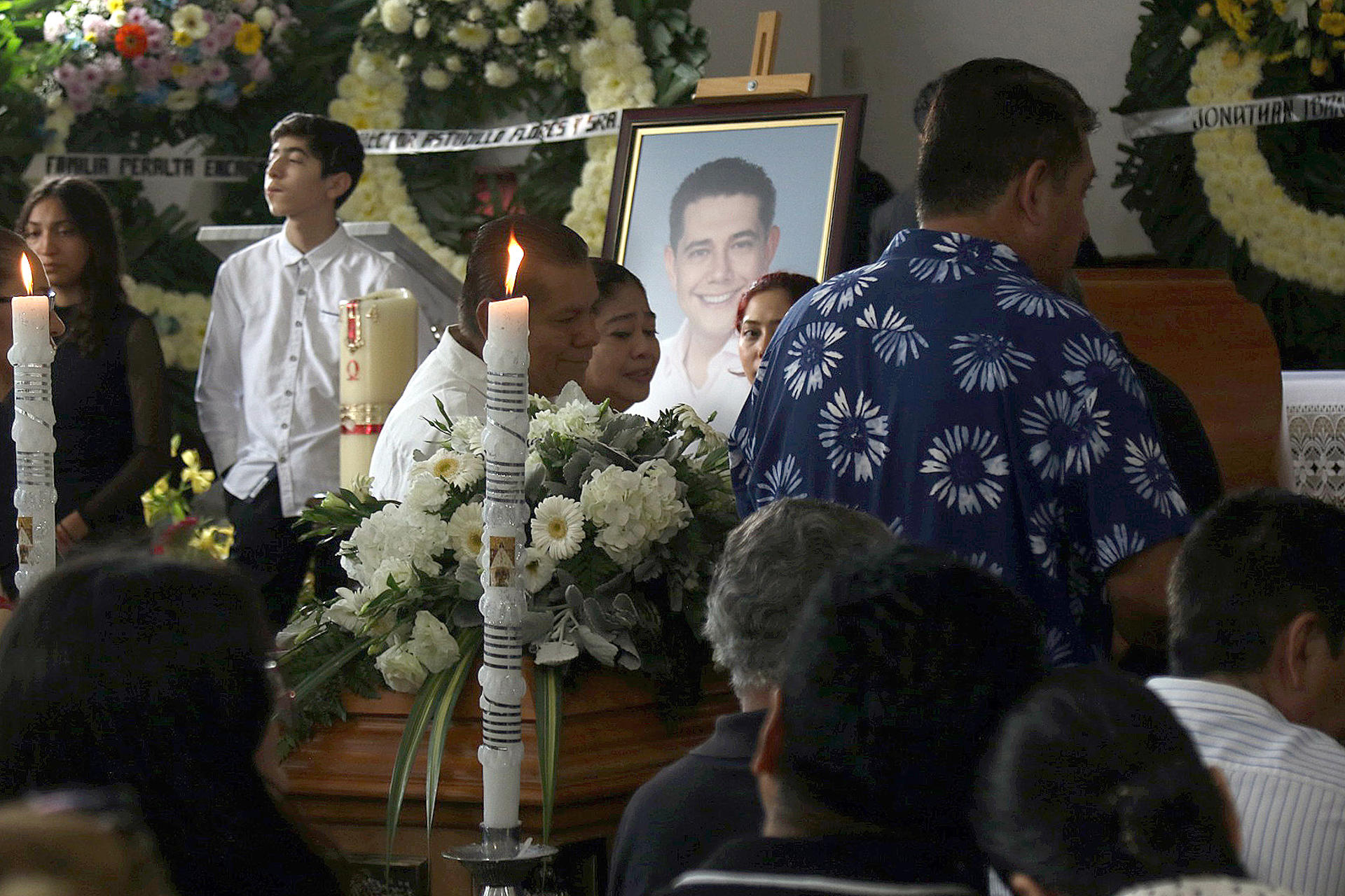 Familiares y seres queridos participan este lunes en el funeral de Alejandro Arcos Catalán, alcalde de Chilpancingo, asesinado el pasado domingo en el estado de Guerrero (México). EFE/José Luis de la Cruz
