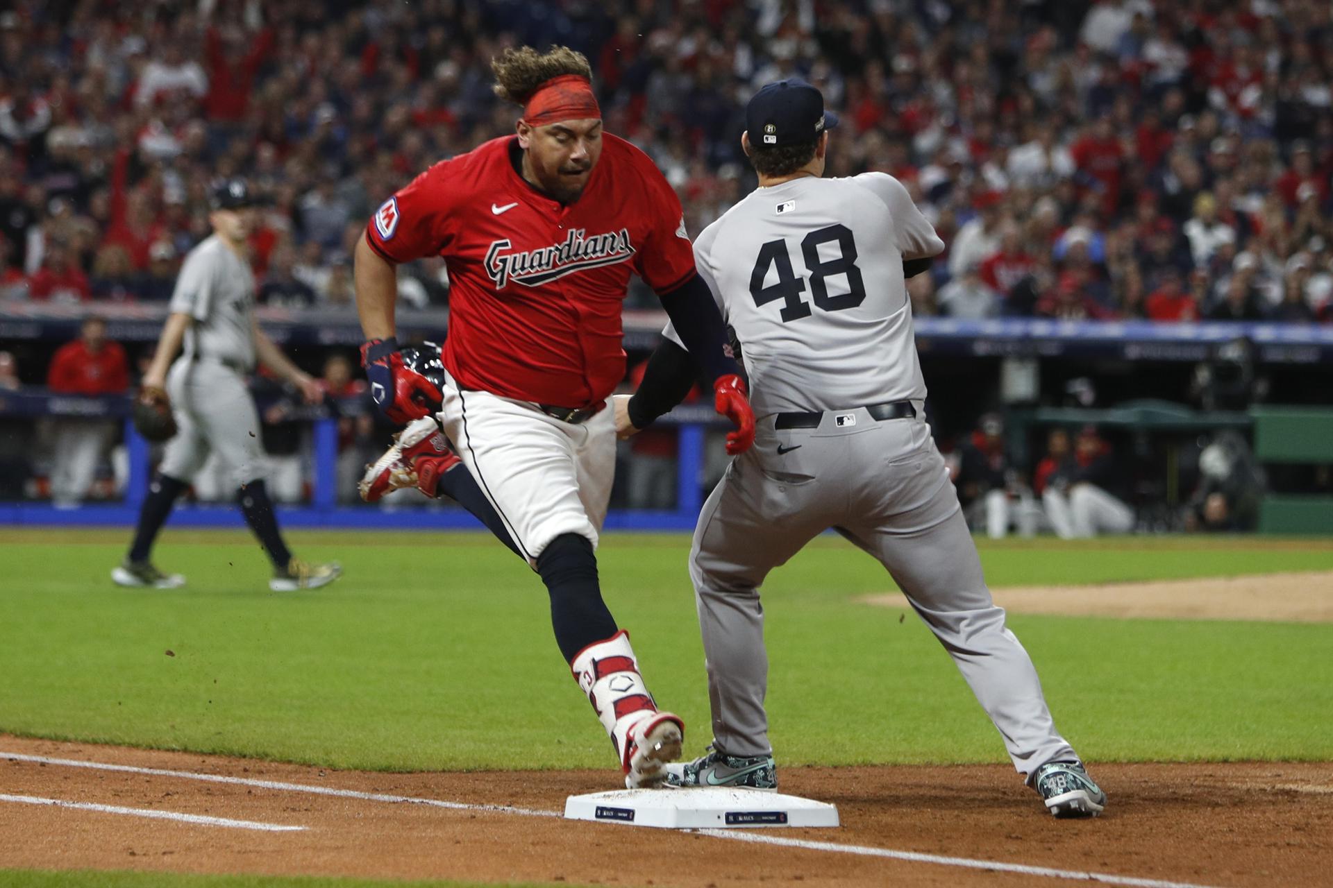 Josh Naylor de los Cleveland Guardians conecta un sencillo durante la segunda entrada del quinto juego de la Serie de Campeonato de la Liga Americana de las Grandes Ligas de Béisbol (MLB). EFE/EPA/DAVID MAXWELL
