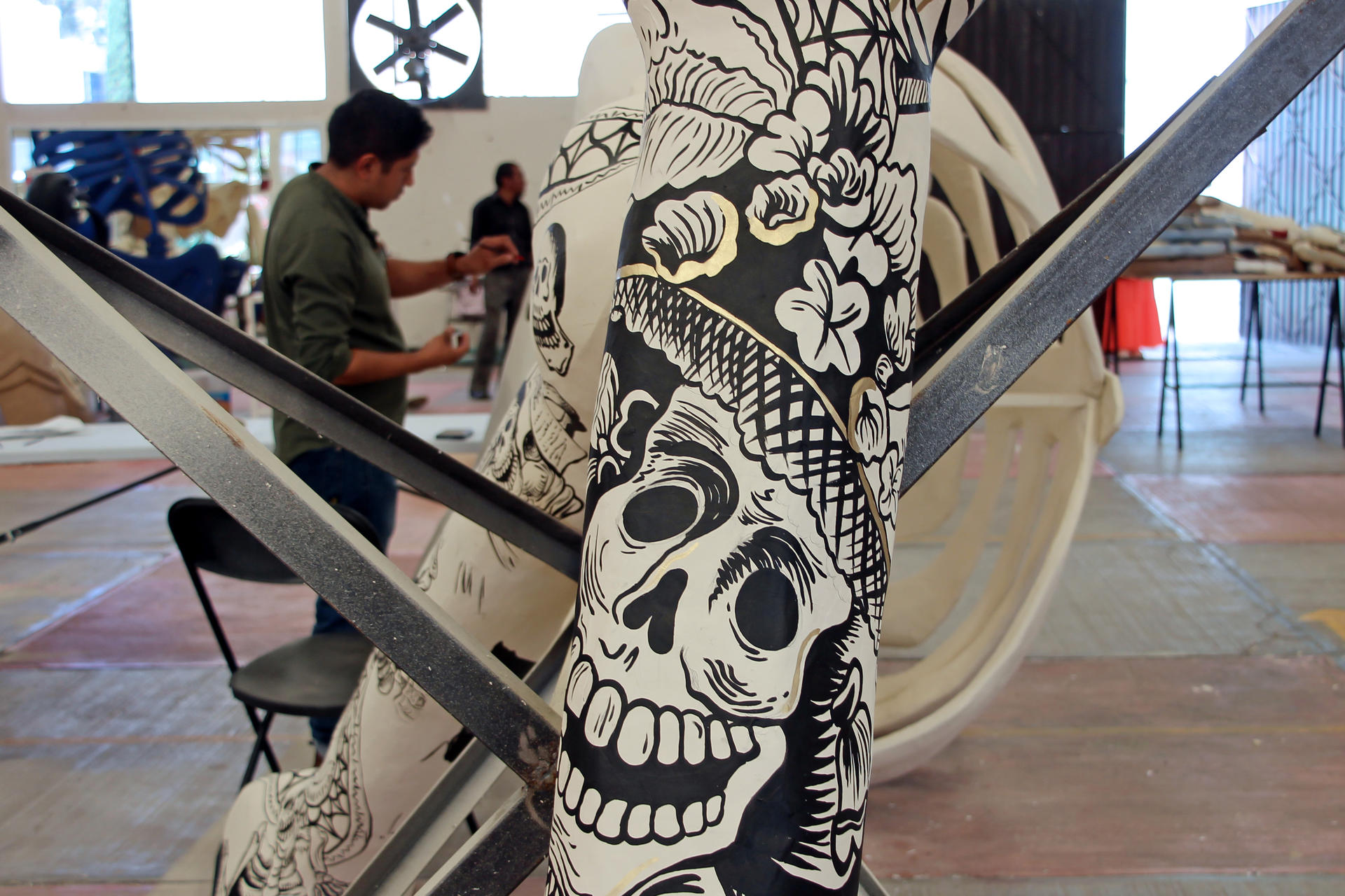 Un artesano pinta una escultura de catrina este jueves, en Atlixco (México). EFE/ Hilda Ríos
