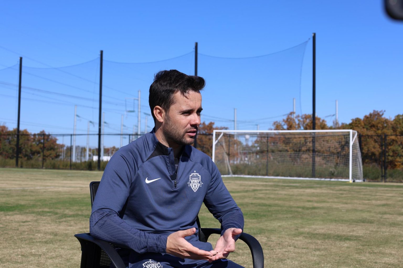 El entrenador del Washington Spirit, Jonatan Giráldez, durante una entrevista en la ciudad deportiva que el Spirit comparte con el DC United de la MLS en Leesburg, Virginia (EE. UU). EFE/Octavio Guzmán