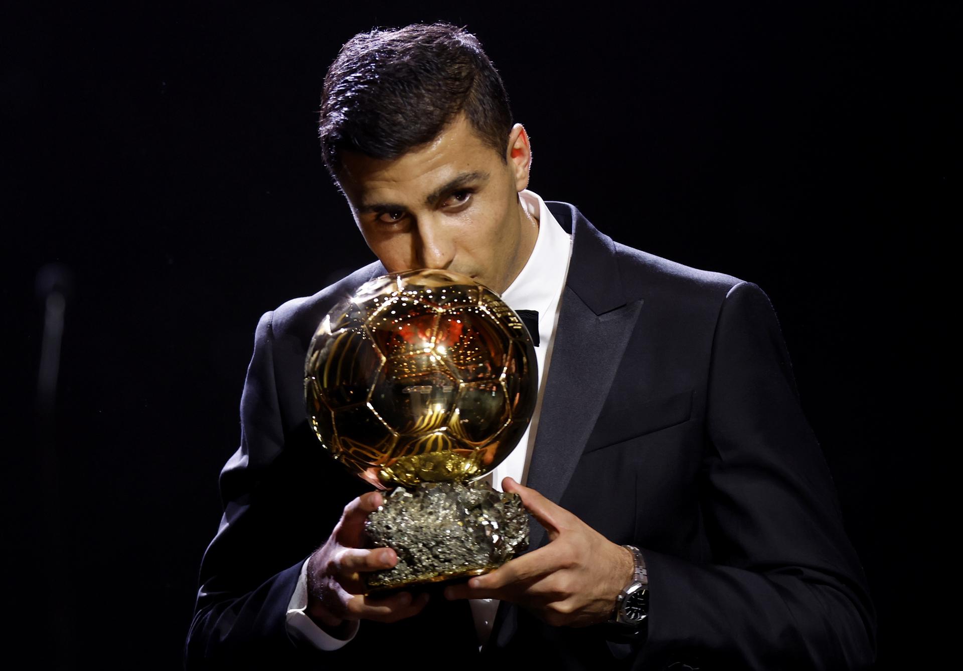 El centrocampista del Manchester City y de España, Rodri, besa el trofeo tras ganar el premio Balón de Oro masculino 2024. EFE/EPA/MOHAMMED BADRA
