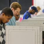 Imagen de archivo de votantes que participan en el primer día de voto anticipado para las elecciones generales n el Tucker Recreation Center, en Tucker, en el estado de Georgia (Estados Unidos). EFE/Erik S. Lesser