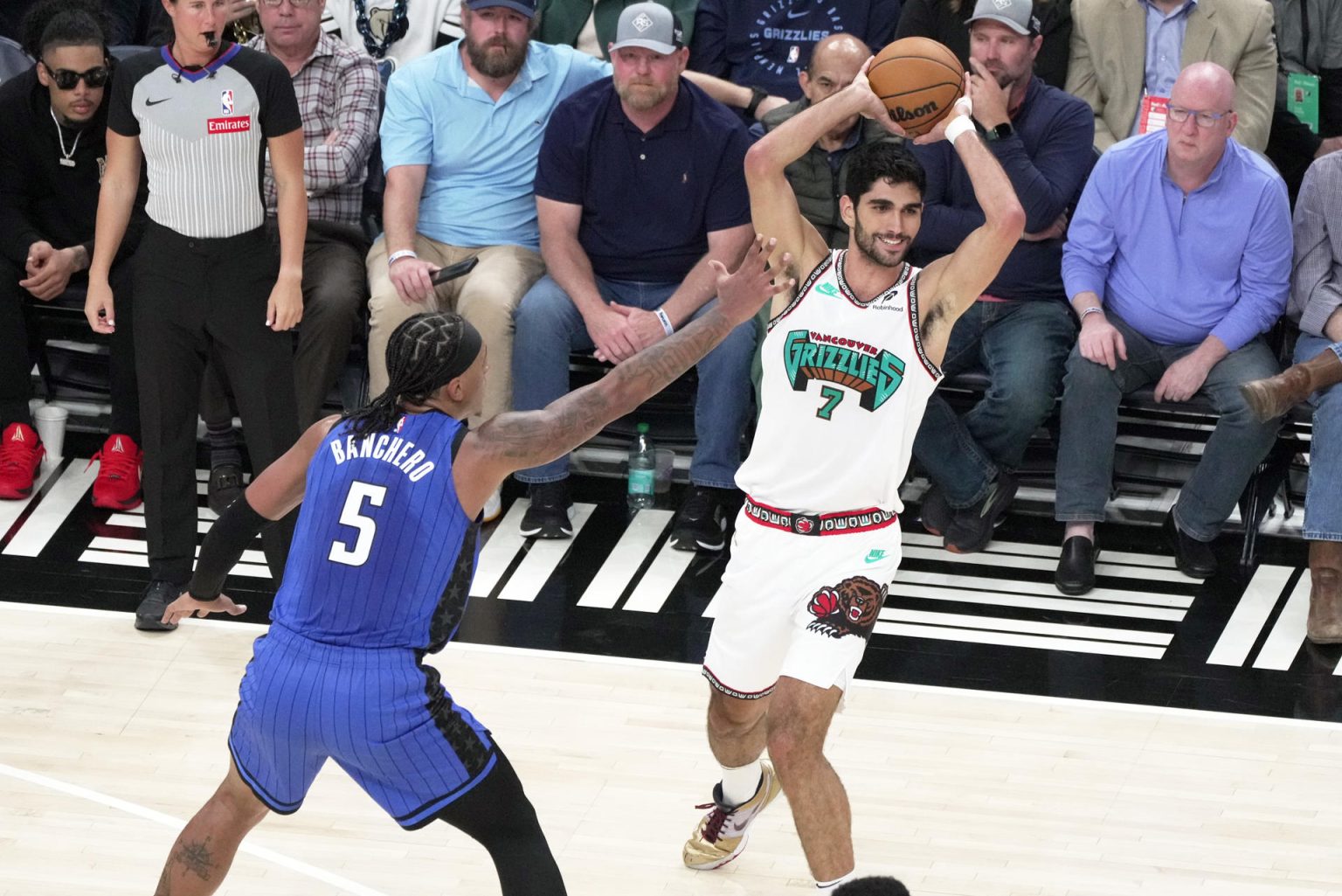 El español Santi Aldama (d), de los Grizzlies, disputa el balón con Paolo Banchero, de los Magic, durante un partido de la NBA en el FedEx Forum, en Memphis (EE.UU.). EFE/ Karen Pulfer Focht