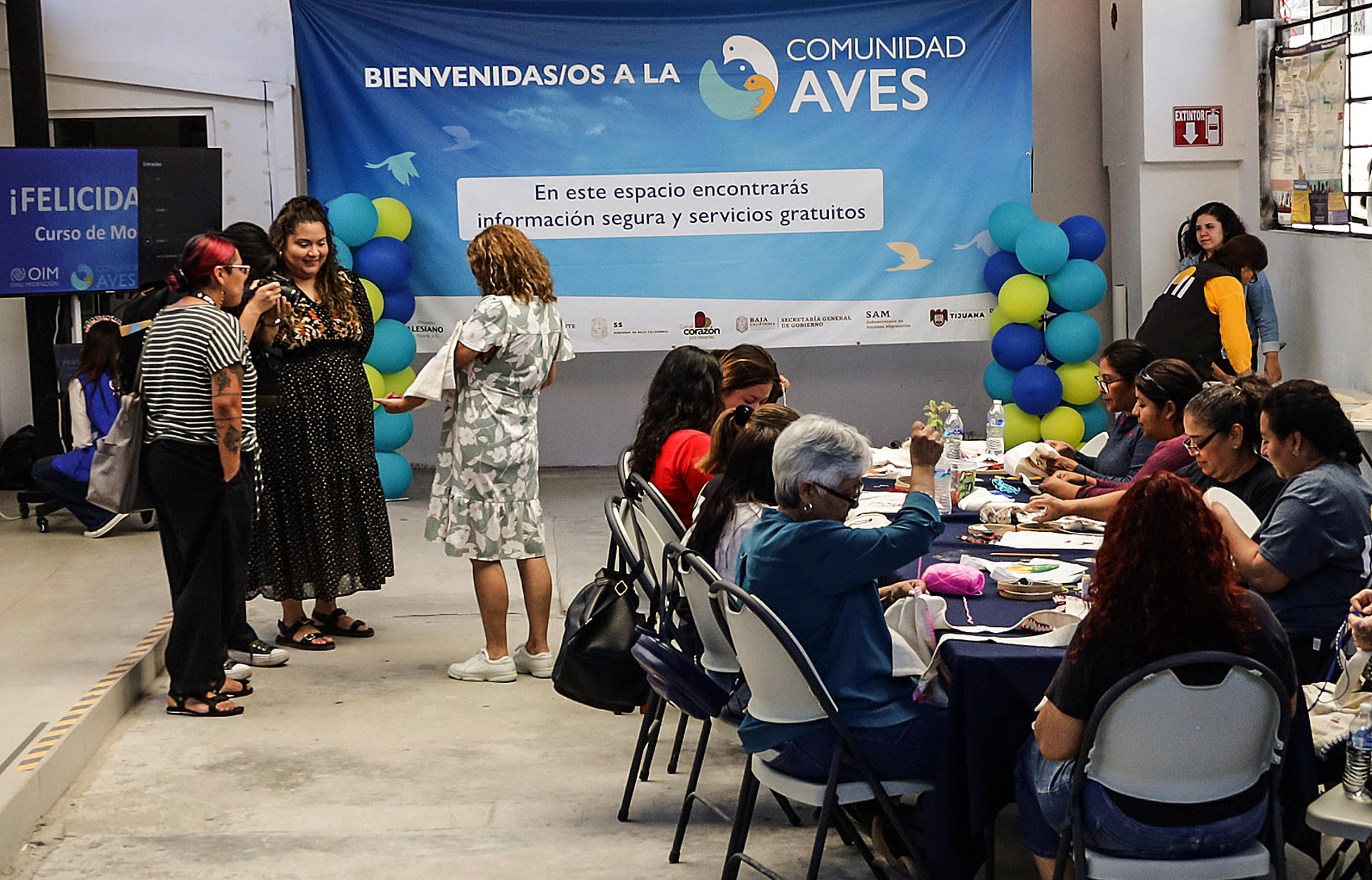 Integrantes de la organización civil Centro 32 participan con migrantes en talleres de costura este viernes en la ciudad de Tijuana, Baja California (México). EFE/Joebeth Terríquez
