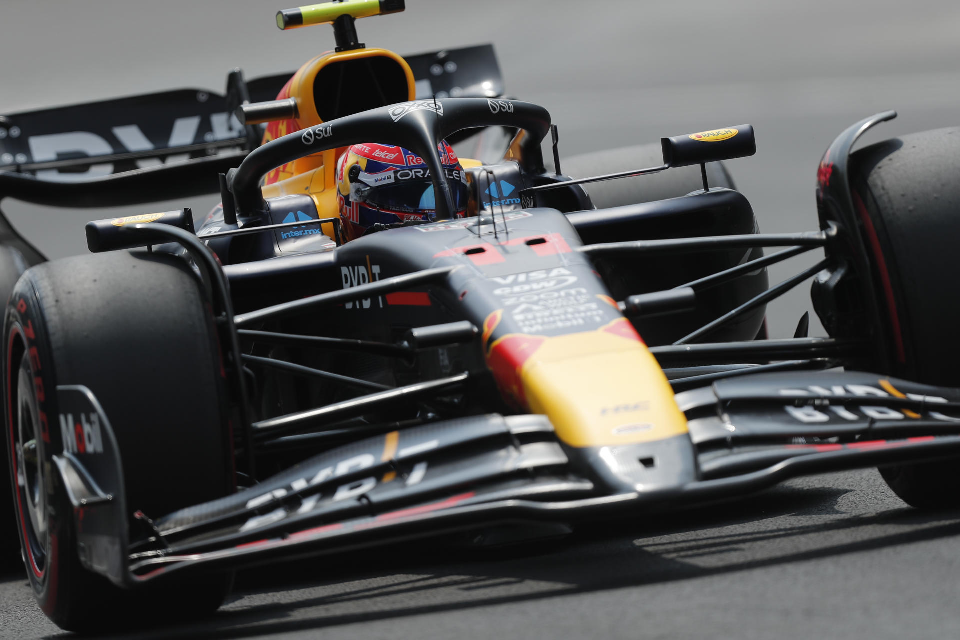 El mexicano Sergio Pérez de Red Bull participa en la tercera practica del Gran Premio de México este sábado, en el Autódromo de los Hermanos Rodríguez en Ciudad de México (México). EFE/ Isaac Esquivel
