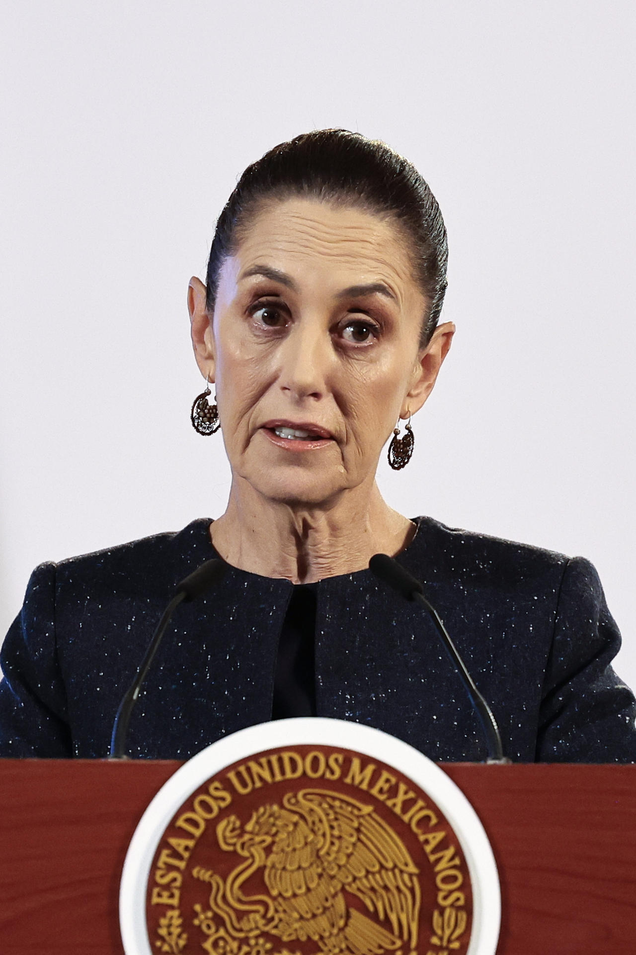 La presidenta de México, Claudia Sheinbaum, participa este miércoles durante su conferencia de prensa matutina  en Palacio Nacional en la Ciudad de México (México). EFE/ José Méndez