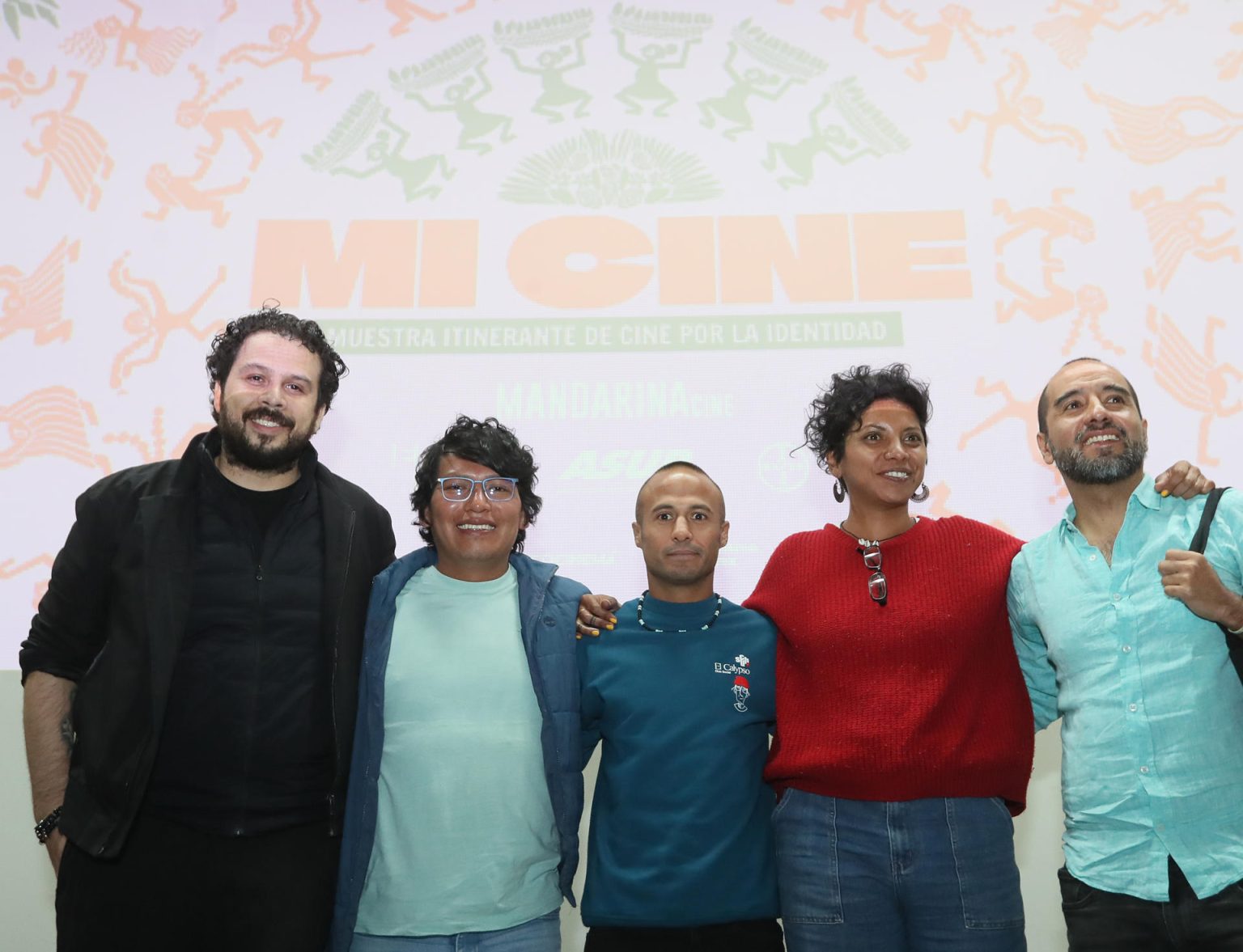 Desde la izquierda los directores de cine, Christian Rubio, Xun Sero, José Antonio Hernández, Medhin Tewolde, y el productor de Mandarina Cine, Carlos Hernández, posan al final de una conferencia de prensa de la Muestra de Cine por la Identidad, este viernes en la Ciudad de México (México). EFE/ Mario Guzmán