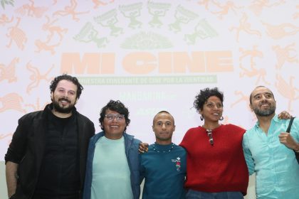 Desde la izquierda los directores de cine, Christian Rubio, Xun Sero, José Antonio Hernández, Medhin Tewolde, y el productor de Mandarina Cine, Carlos Hernández, posan al final de una conferencia de prensa de la Muestra de Cine por la Identidad, este viernes en la Ciudad de México (México). EFE/ Mario Guzmán