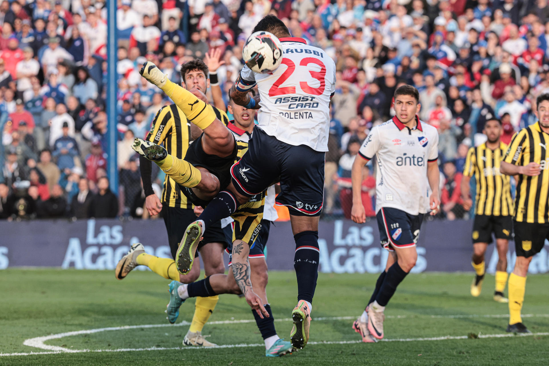 Diego Polenta (c) de Nacional disputa un balón con jugadores de Peñarol en un partido de la fecha 6 del Torneo Clausura de la Primera División de Uruguay. EFE/ Gastón Britos
