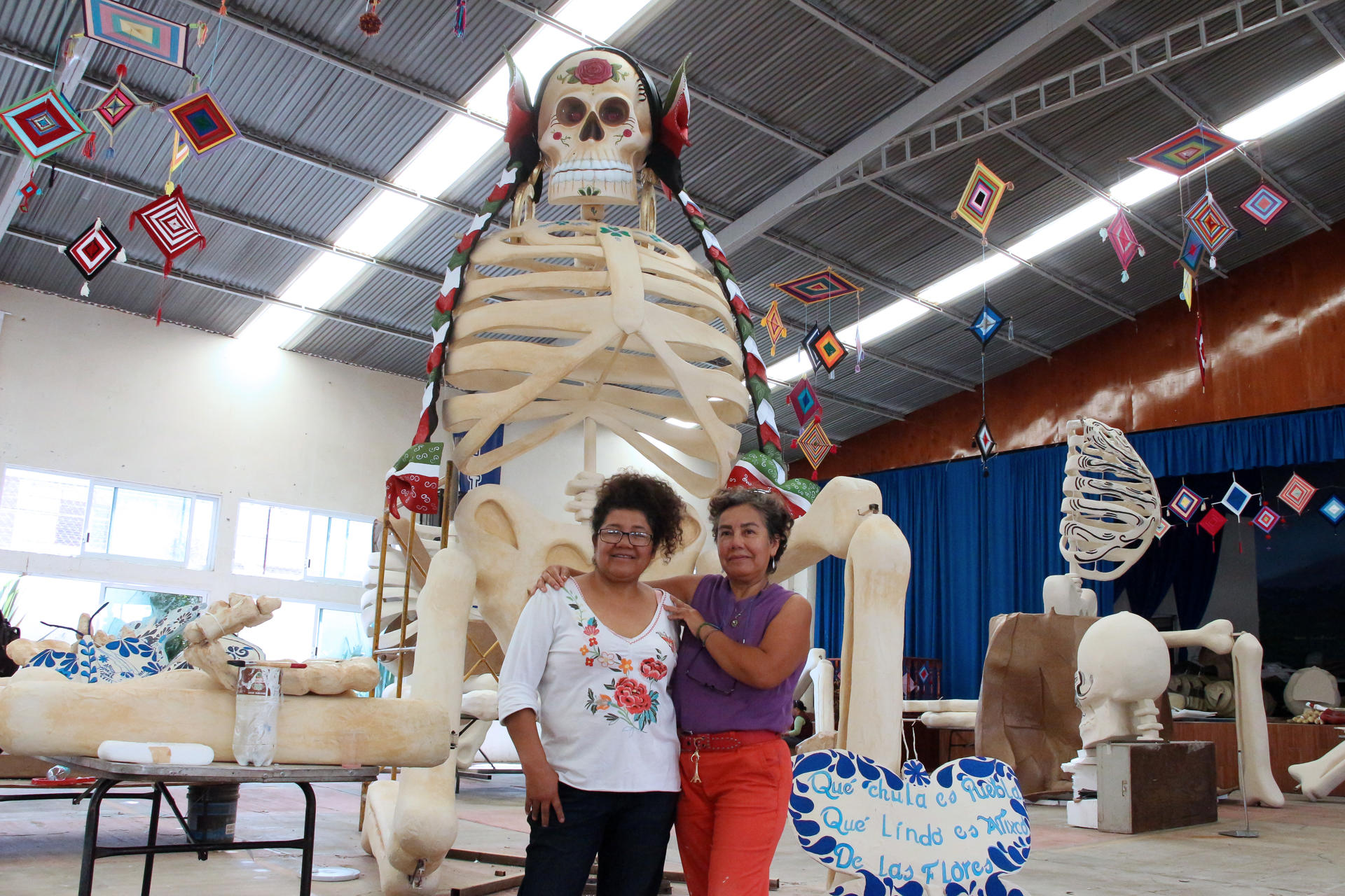 Artesanas posan junto a esculturas de catrina este jueves, en Atlixco (México). EFE/ Hilda Ríos
