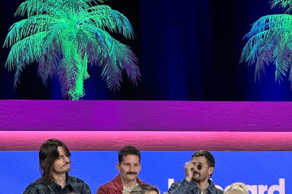 (De izquierda a derecha arriba) Danny Ocean, Mau y Ricky (abajo) Nacho, Lele Pons, y Elena Rose hablan durante un panel de la Semana Billboard de la Música Latina este miércoles, en el icónico teatro Fillmore de Miami Beach, Florida (EE. UU). EFE/Alicia Civita