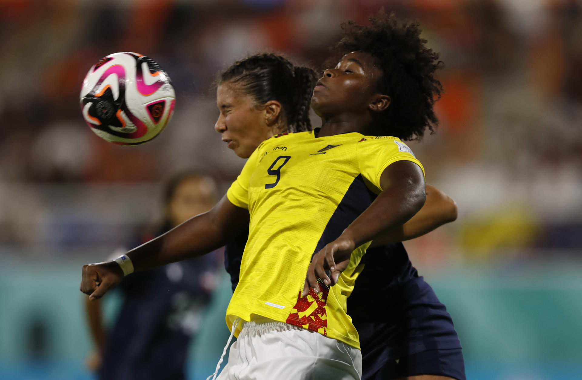 La dominicana Livia de León (atrás) presiona en la marca a la delantera ecuatoriana Jaslym Valverde durante el partido del Mundial sub-17 que la Tri ganó  por 0-2 este miércoles en el estadio Cibao, en Santiago de los Caballeros. EFE/ Diana Sánchez
