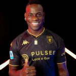 El futbolista del Génova Mario Balotelli con la histórica tercera equipación del club, la primera de color negro en sus 127 años de existencia. EFE/ Génova Cfc /SOLO USO EDITORIAL/SOLO DISPONIBLE PARA ILUSTRAR LA NOTICIA QUE ACOMPAÑA (CRÉDITO OBLIGATORIO)