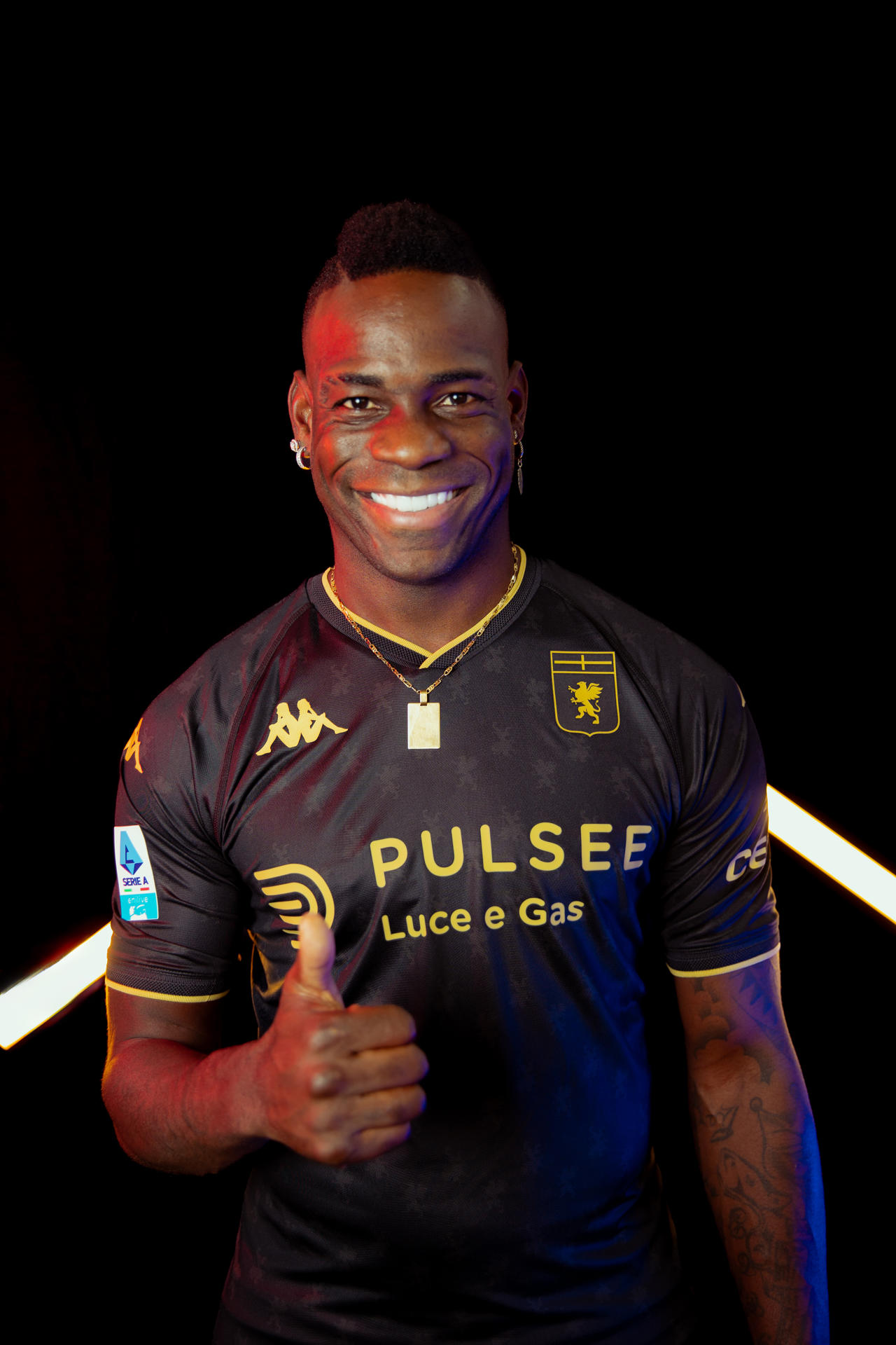 El futbolista del Génova Mario Balotelli con la histórica tercera equipación del club, la primera de color negro en sus 127 años de existencia. EFE/ Génova Cfc /SOLO USO EDITORIAL/SOLO DISPONIBLE PARA ILUSTRAR LA NOTICIA QUE ACOMPAÑA (CRÉDITO OBLIGATORIO)