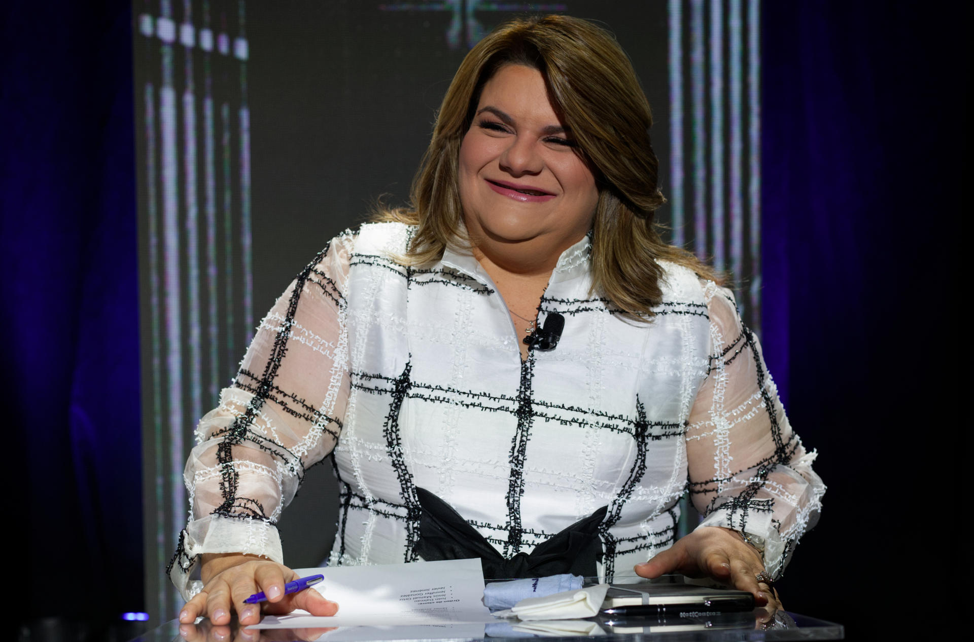 La candidata por el Partido Nuevo Progresista, Jennifer Gonzalez, participa durante el primer debate entre candidatos a la gobernación para las elecciones del próximo 5 de noviembre, en los estudios de televisión de Wapa TV , este miércoles en Guaynabo (Puerto Rico). EFE/Thais Llorca
