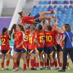 Jugadoras de España celebran el triunfo ante Estados Unidos en el Mundial femenino sub-17 de Santo Domingo (República Dominicana). EFE/Orlando Barría