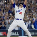 El pitcher de los Dodgers de Los Angeles Blake Treinen celebra luego de vencer a los Padres de San Diego. EFE/ALLISON DINNER