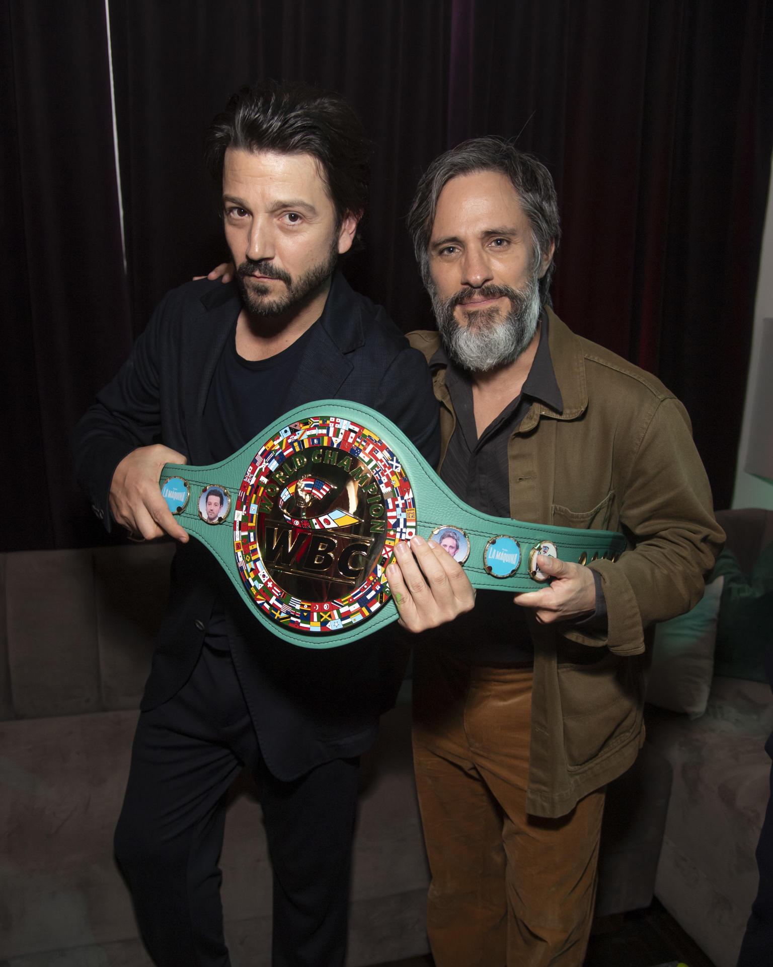 Fotografía cedida por Disney del 3 de octubre de 2024 donde aparecen los actores mexicanos Diego Luna (i) y Gael García Bernal (d), mientras posan durante el estreno de la serie 'La Máquina' en el club The Hollywood Athletic en Los Ángeles, California (Estados Unidos). EFE/ Alberto E. Rodríguez SOLO USO EDITORIAL/SOLO DISPONIBLE PARA ILUSTRAR LA NOTICIA QUE ACOMPAÑA (CRÉDITO OBLIGATORIO)
